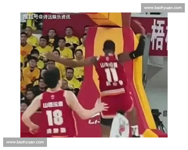 裁判争议引发热议 球场决策引发公众讨论与舆论风波